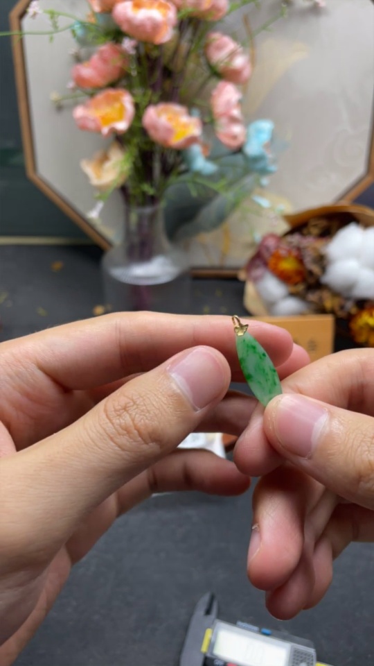 F30568606 Jadeite Pendant with 18K Gold Bail, Total Weight Approx. 1.2g