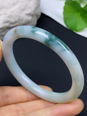 F46564728 翡翠圆条手镯  货品总重约34.6g 圈口54.7 含有色抛光粉