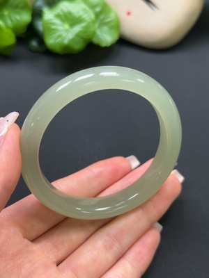 H42980894 和田玉正圈手镯 圈口55.1mm 总重约45.9g