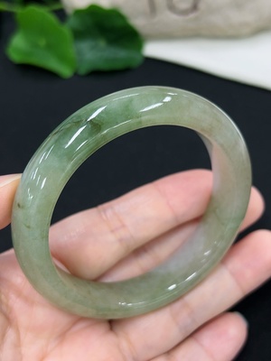 F46546729 翡翠正圈手镯 圈口53.4mm 货品总约重55.5g 含有色抛光粉