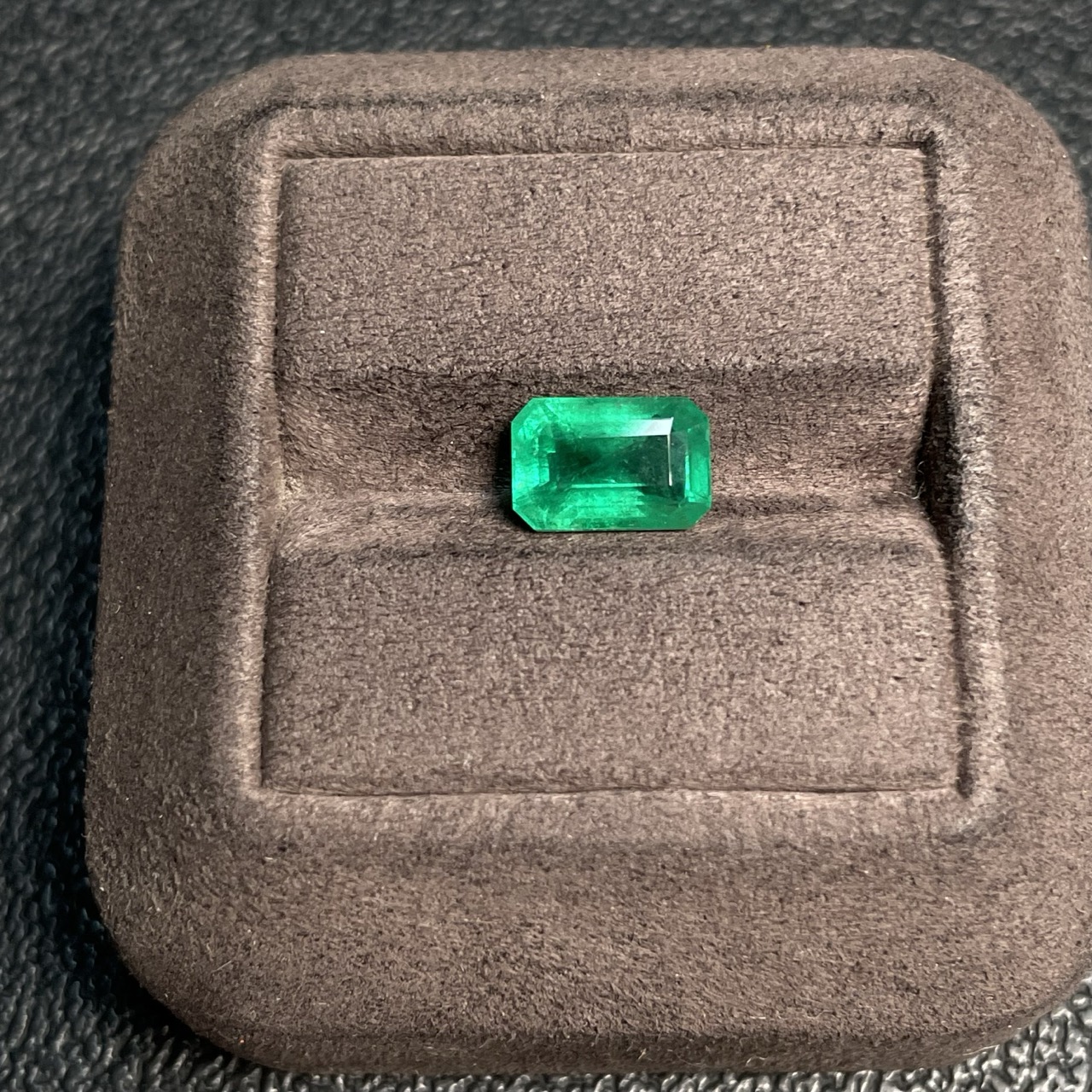 C34008015 Emerald Rough Stone Clarity Enhanced Total Weight Approx. 2.48 Carats