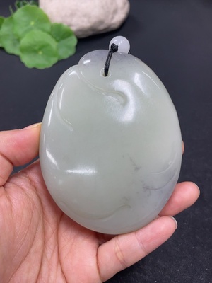 H42953680 和田玉手把件        货品总重约（含绳）205.7g   配珠非和田玉