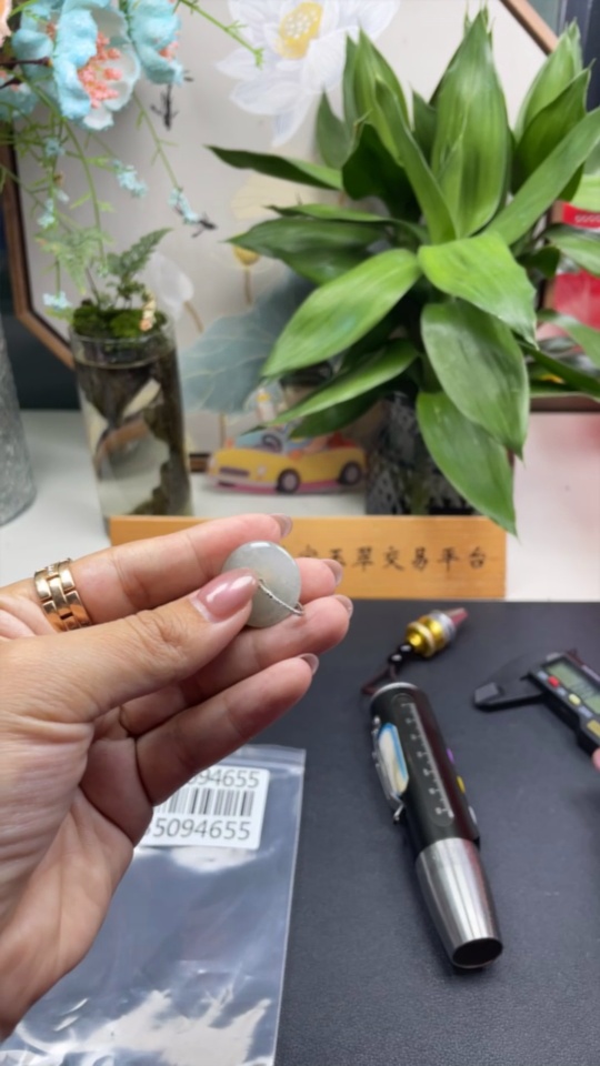 F35094655 Jadeite Safety Buckle Pendant Non-Gold Total Weight Approximately 5g