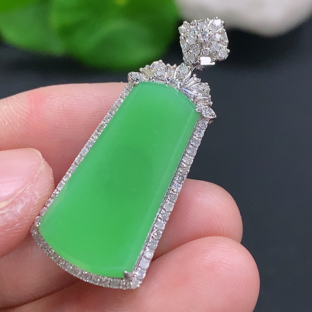 F33904548 Jadeite Plain Pendant with 18K Gold and Diamond Accents Total Weight Approx. 5.1g