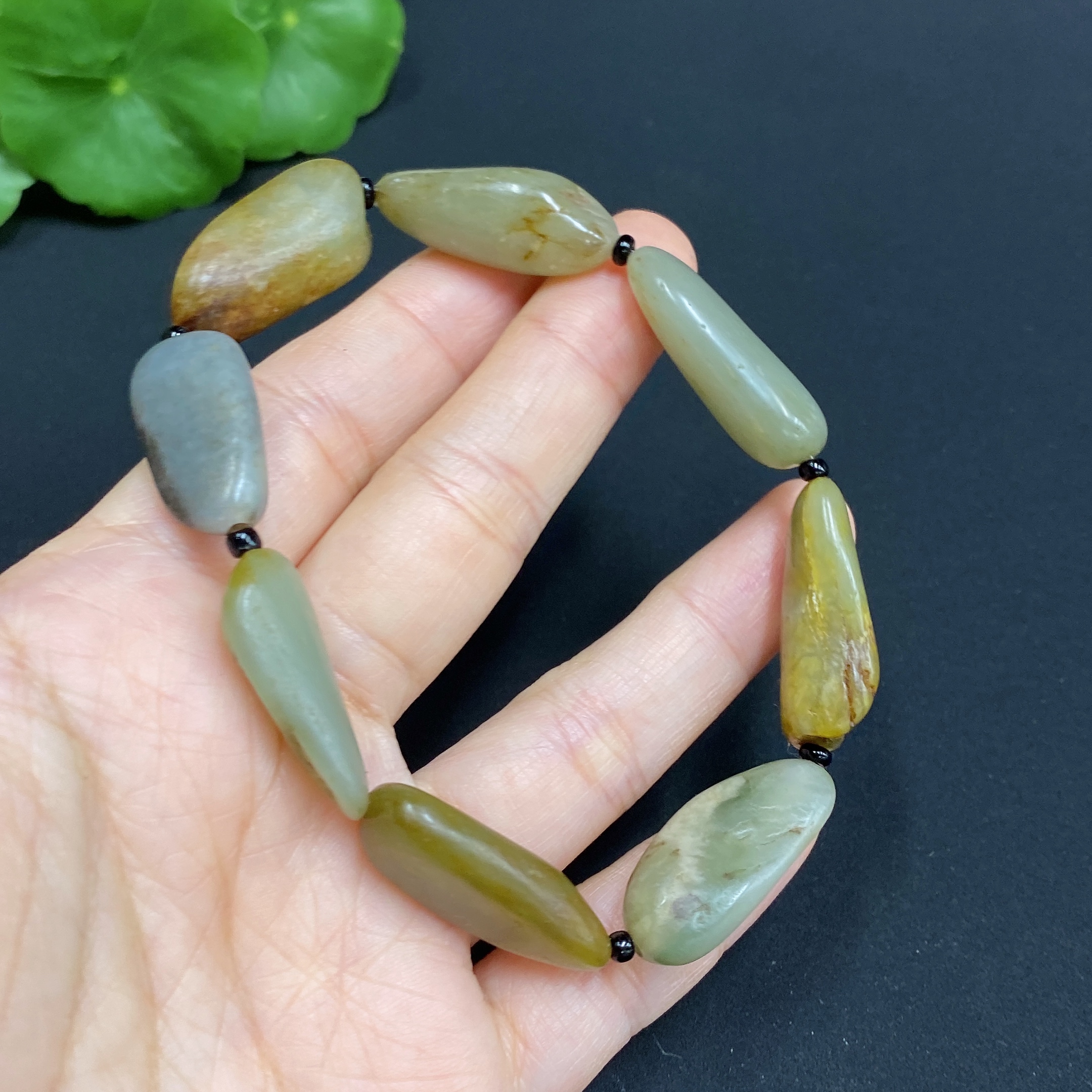 H31601636 Hetian Jade Bracelet  Undetermined Skin Color Origin  Contains Other Mineral Components  Accompanying Beads Not Hetian Jade  Total Weight Approx. 34.6g