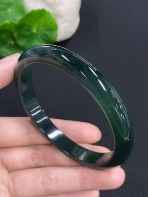 F42966993 翡翠正圈手镯 货品总重量约38.5克 圈口61.2