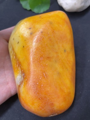 H42957363 和田玉 皮色成因未定 含其他矿物成分 货品总重约610g