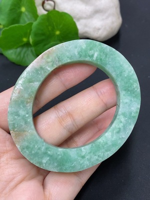 F46615998 翡翠贵妃手镯 货品总重量约59.4克 圈口48.7/42.2 颜色成因未定