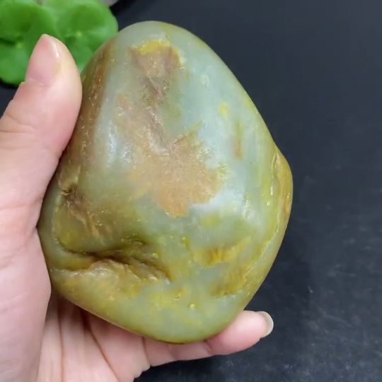 H33902743 Hetian Jade, undetermined origin of skin color, contains other mineral components, total weight approximately 497.7g