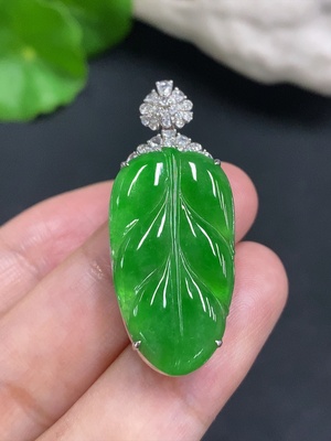 F30568984 Jadeite leaf inlaid pendant 18K gold total weight about 5.9g (with diamond accents)