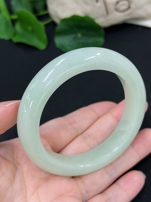 F46547265 翡翠正圈手镯  55.3圈口  货品总重约68.4克