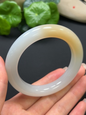 H42980437 和田玉正圈手镯 圈口55.4mm 总重约59.3g