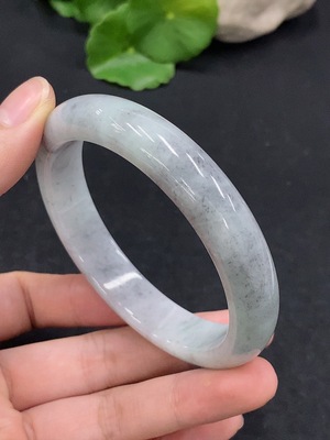 F32730451 翡翠正圈手镯 圈口59.3 货品总重约57.47g