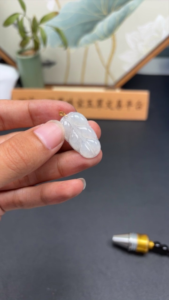 F34049829 Jadeite Leaf Pendant with 18K Gold Clasp, Total Weight Approximately 3.2g