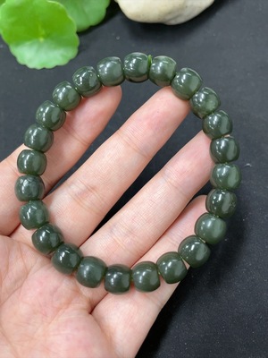 H42957218 和田玉手串   卡8.7mm左右  货品总重约27.8g