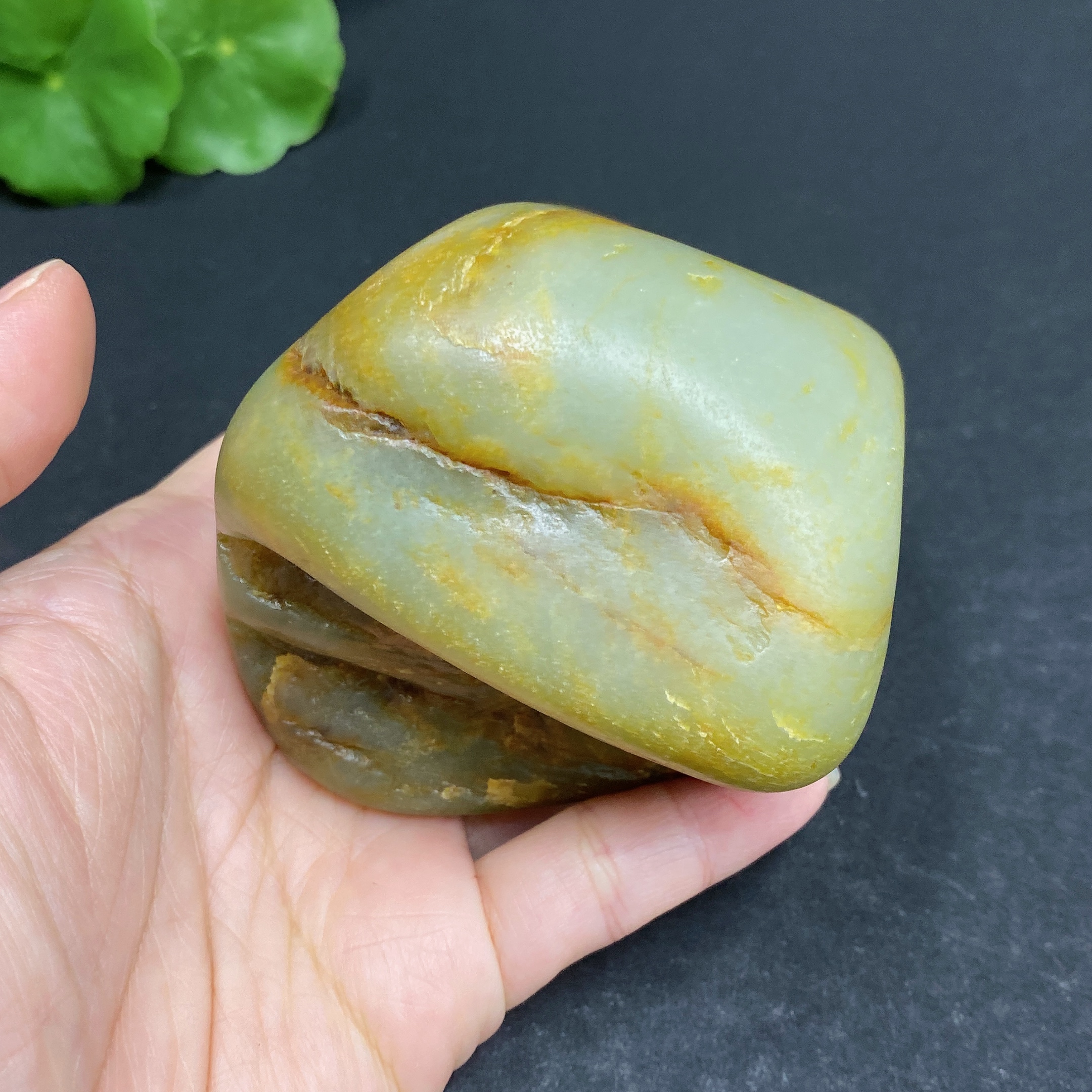 H33902743 Hetian Jade, undetermined origin of skin color, contains other mineral components, total weight approximately 497.7g