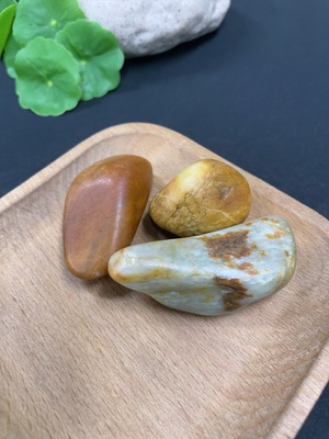 H42954147 和田玉        货品总重约159.3g      皮色成因未定    含其他矿物成份