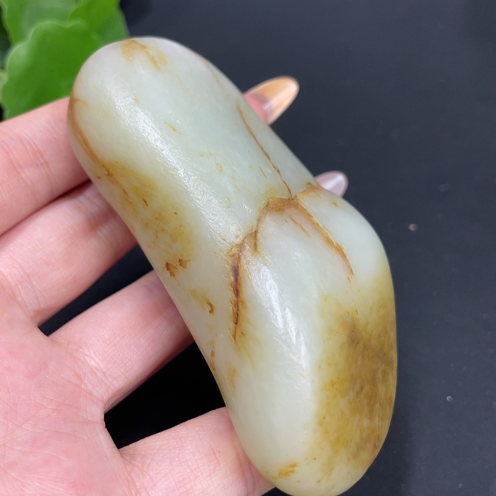 H30490644 Hetian Jade, total weight approx. 179.5g, undetermined skin color origin, contains other mineral components
