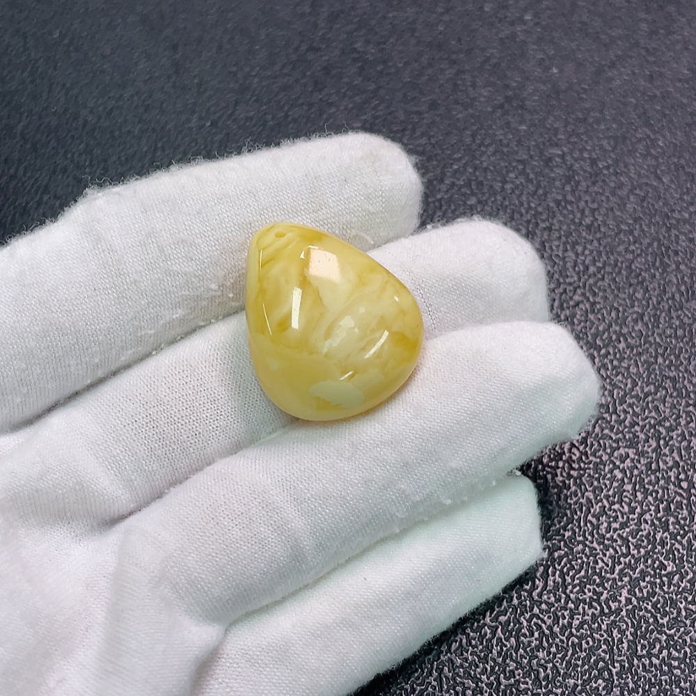 C33891441 Amber Beeswax Pendant, Total Weight Approx. 3.65g