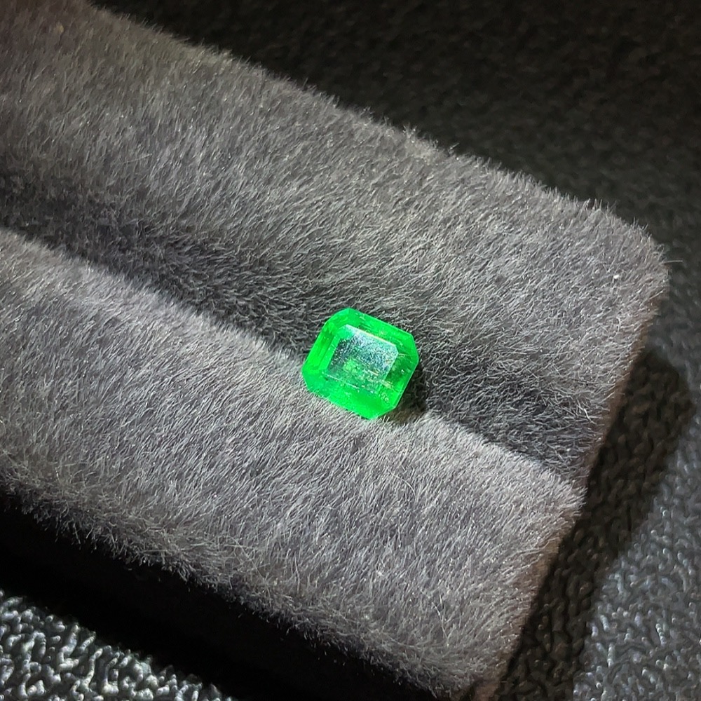 C29340691 Emerald Rough Stone Total Weight Approximately 1.31 Carats Clarity Enhanced