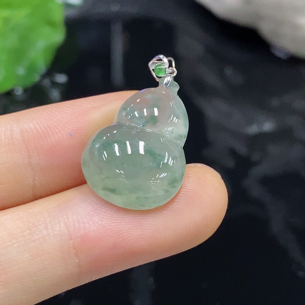 F23607669 Jadeite Gourd Pendant with 18k Gold Bezel, Total Weight 3.703g