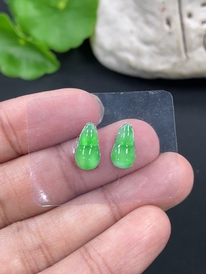 F42952416 翡翠葫芦镶嵌件 货品总重约0.69g