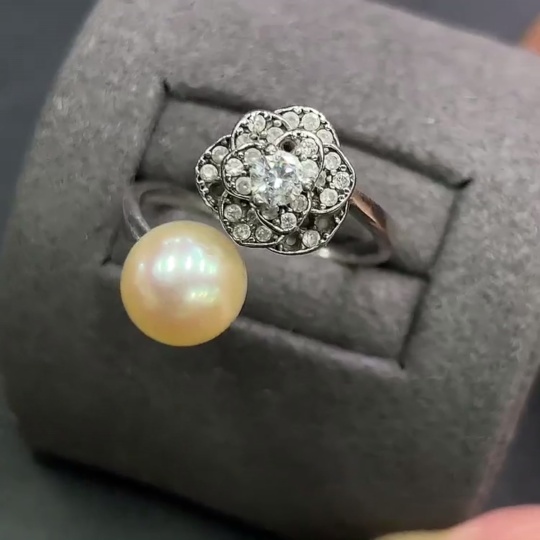 C11143231 Pearl Ring Non-Gold Setting Approx. 3.28g Main Stone Approx. 7.8mm Side Stones Not Measured Adjustable Ring Size