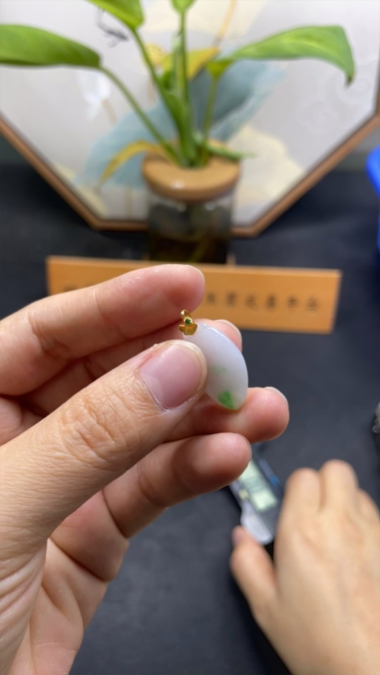 F34030216 Jadeite Pendant Fu Gua 18k No Stamp Surface Gold Content Au75% Total Weight Approx. 2.8g