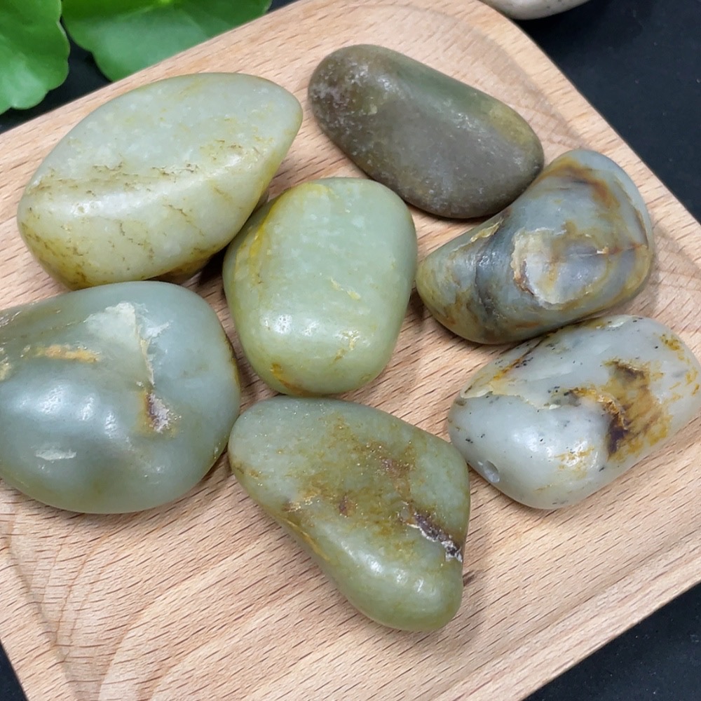 H35084811 Hetian Jade with undetermined skin color formation, total weight approximately 271.4g