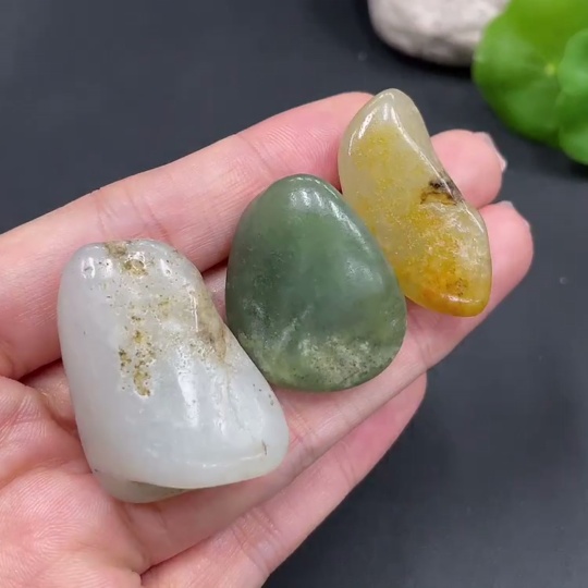 H23605557 Hetian Jade, undetermined origin of skin color, total weight approximately 39.9g