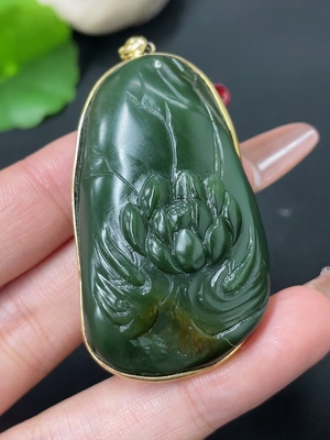 H39545810 和田玉镶嵌    荷花鱼   18k金   货品总重约32g   皮色成因未定