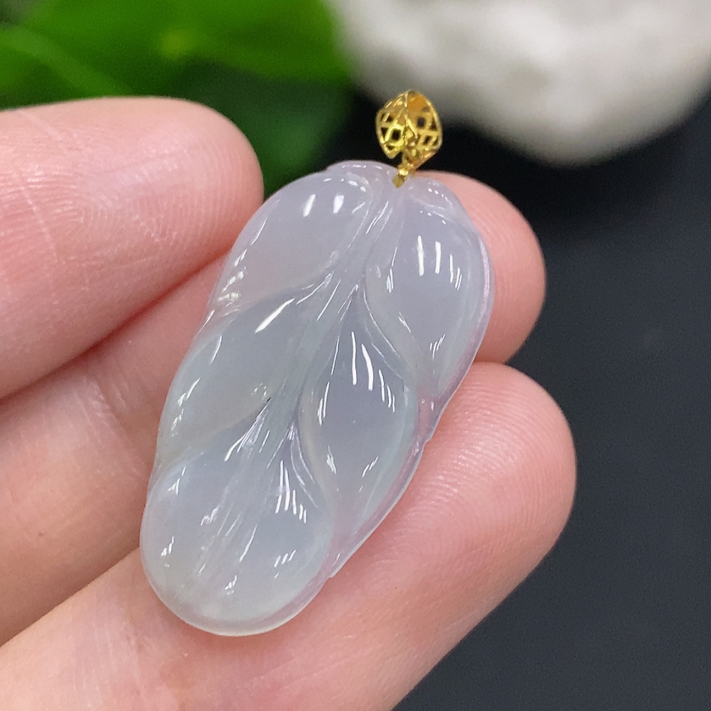 F35106529 Jadeite Leaf Pendant with 18K Gold Clasp, Total Weight Approximately 2.6g