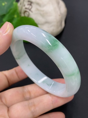 F46556899 翡翠正圈手镯 圈口56.5mm 货品总约重62.27g 含其他矿物质成分