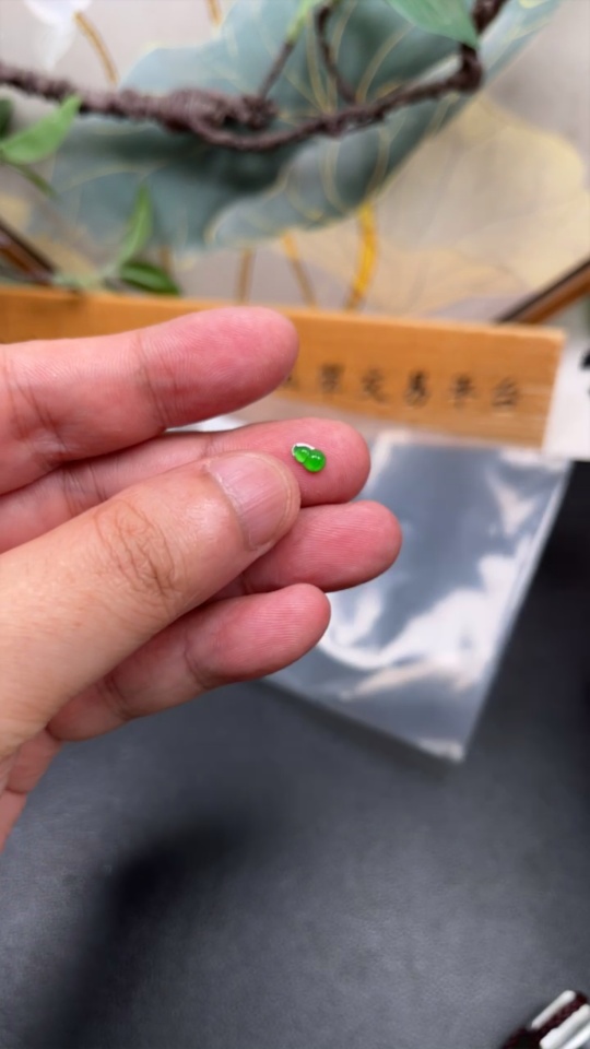 F34060135 Jadeite Gourd Inlaid Piece, Total Weight Approximately 0.8g, Yellow Color Origin Undetermined