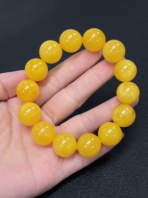 C43160457 琥珀蜜蜡手串  局部可见修补  货品总重约29.74克  卡15.1-15.7mm左右