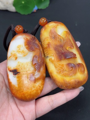 H46586885 和田玉挂件  皮色成因未定 含其他矿物成分 货品总重约【含绳】285.2g