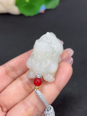 H46586814 和田玉挂件  瑞兽 货品总重约【含绳】37.7g 皮色成因未定 含其他矿物成分