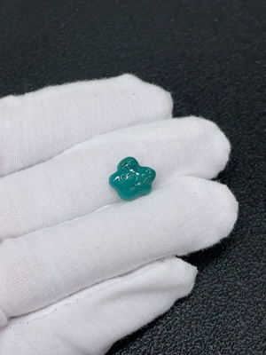C41930279 绿松石饰品 颜色成因未定 含其他矿物成分 货品总重约0.71克