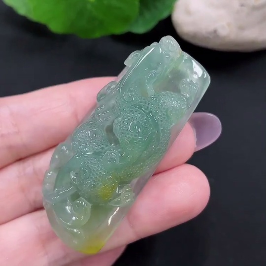 F34966674 Jadeite pendant with a total weight of approximately 25.7 grams (color origin of the yellow part undetermined)