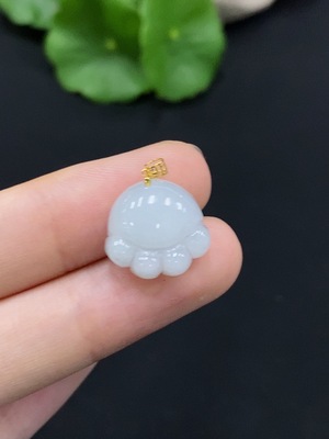 F28253701 Jadeite Pendant with 18K Gold Clasp Total Weight Approx. 2.19g