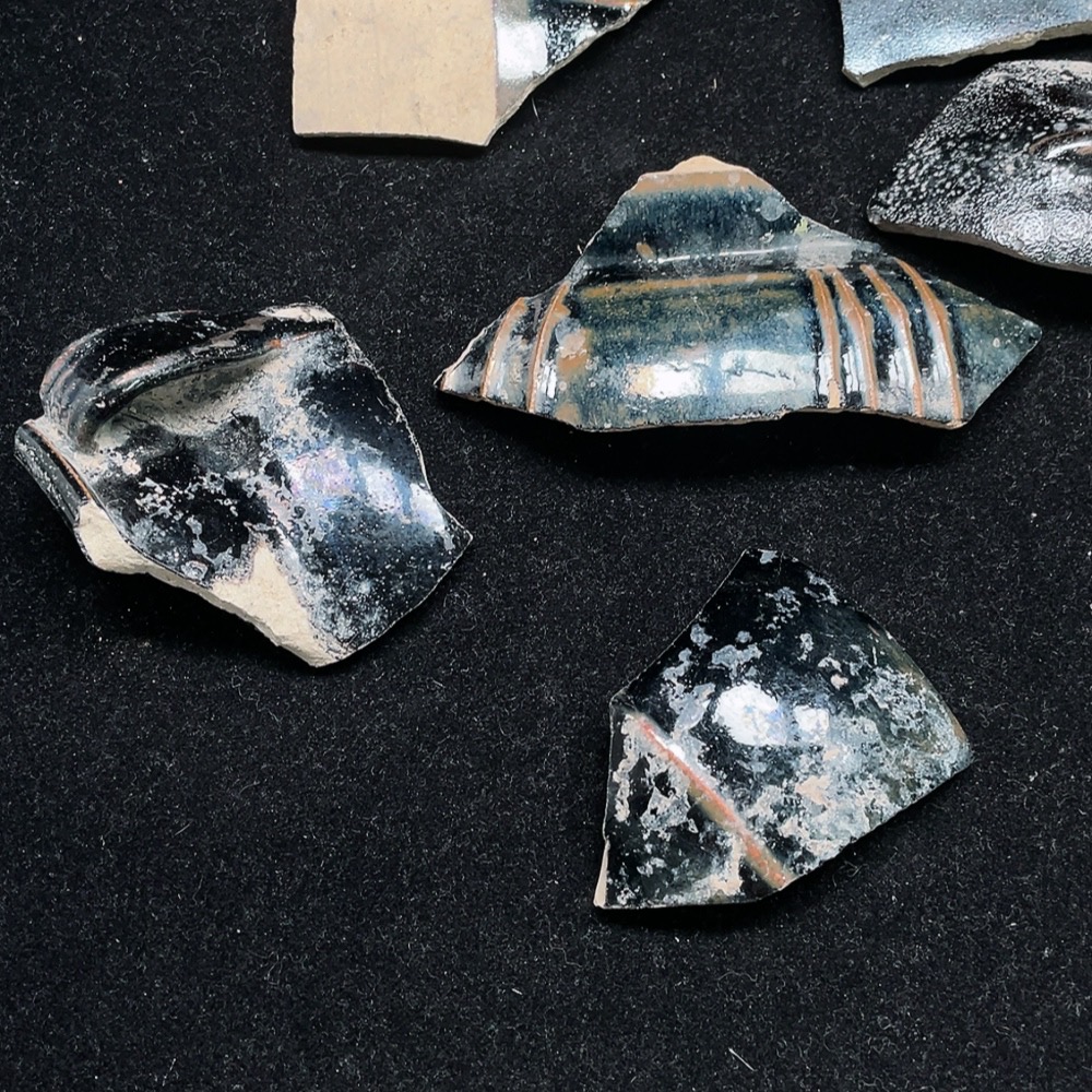 W25911827 Ceramic shard, black glazed ceramic shard set (size as per physical object)