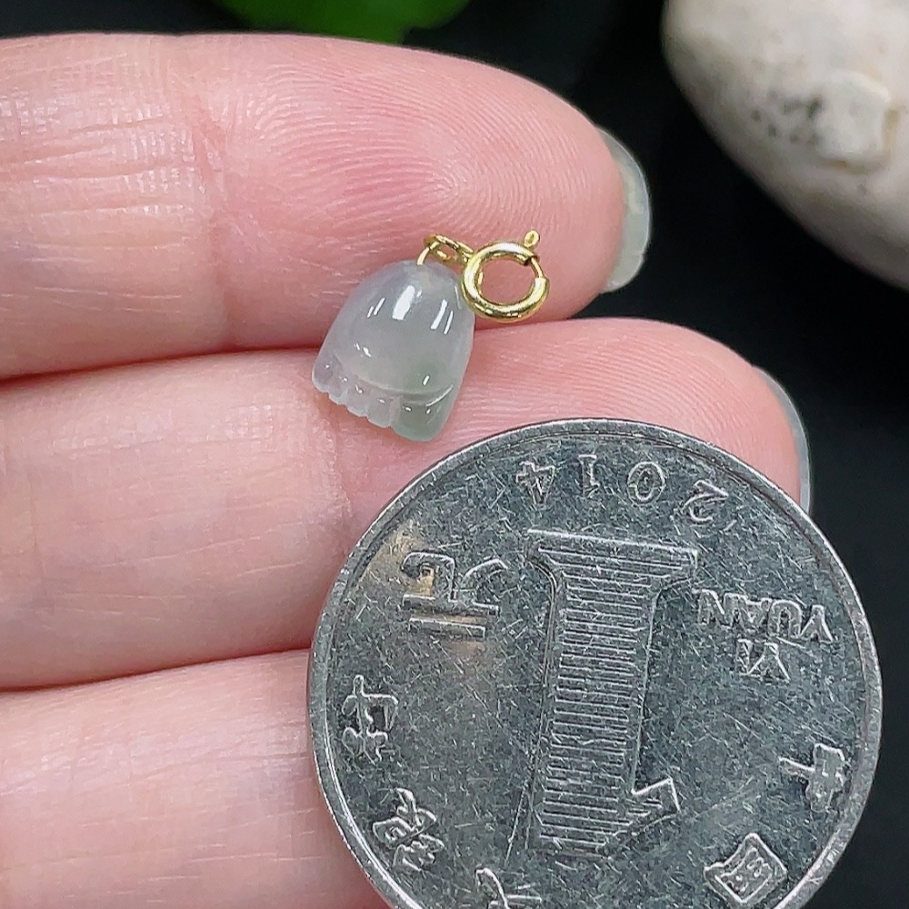 F30453661 Jadeite Pendant with 18K Gold Clasp, Total Weight Approx. 0.37g