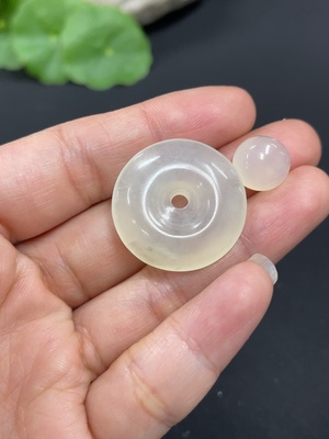 H39566210 岫玉（蛇纹石玉）挂件  平安扣  蛋面 货品总重约6.2g