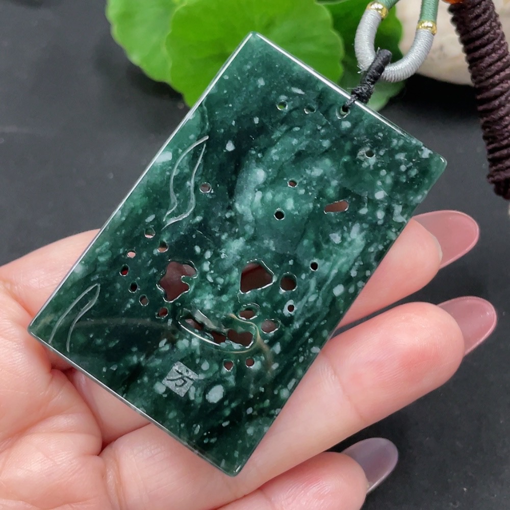 F34012648 Jadeite Pendant of Great Ambitions