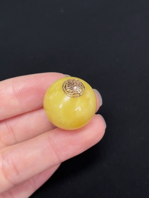 C46538867 琥珀蜜蜡挂件 无印记测金含量18K  货品总重约5.48克 卡21mm左右