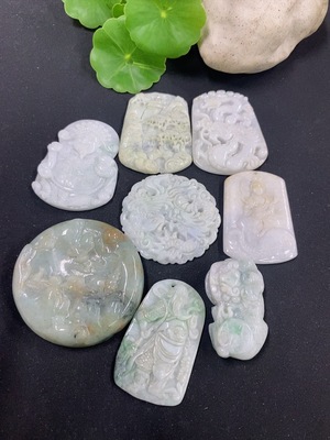 F46600203 翡翠挂件 含其他矿物成分 一手走