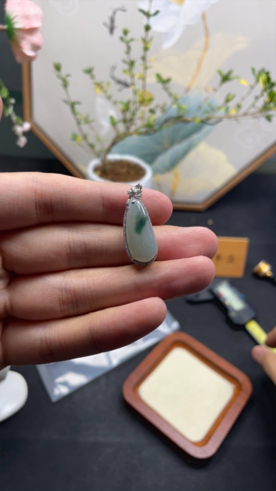 F33829278 Jadeite Inlaid Blessing Melon Pendant with 18K Gold and Diamond Accents, Total Weight Approx. 3.4g