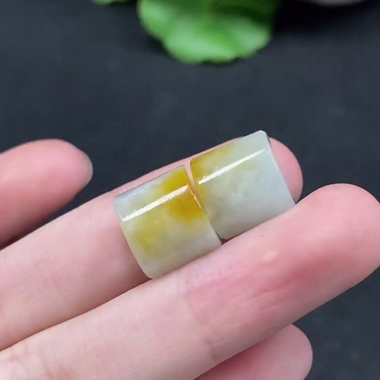 F34055971 Jadeite Road-Road-Pass Pendant, the color origin of the yellow part is undetermined