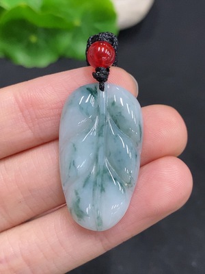 F32793971 Jadeite leaf pendant with a total product weight of approximately 6 grams (including rope weight) and non-jadeite beads