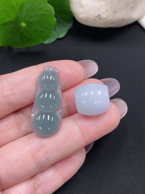F34966860 Jadeite Pendants Sell as a Lot